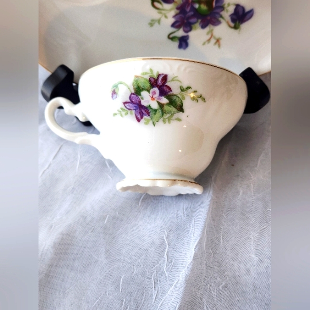 Vintage Set of (2) Purple Violet Fine Porcelain Shell Shaped Plates w. Teacups - Picture 4 of 11